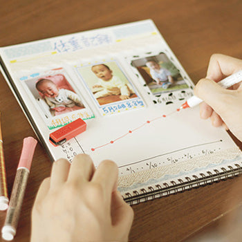 Baby's weight record with instax photos