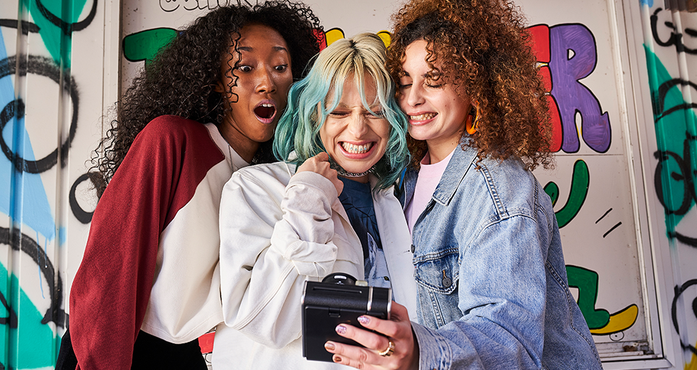 Why instant camera is perfect travel gift for women?